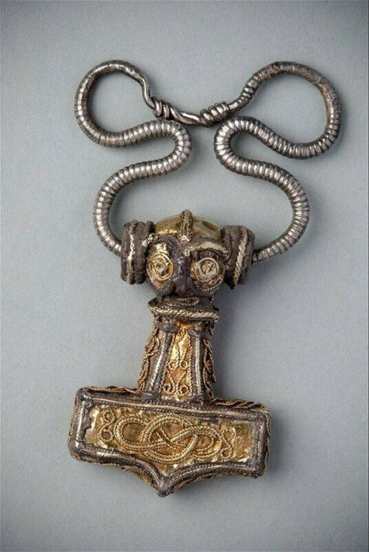 Амулет викингов в виде молота Тора. Найден в шведском Эдесхёге, относится к X веку.
