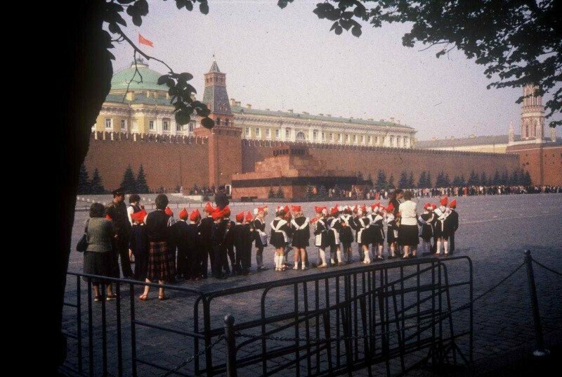 Пионеры на Красной площади готовятся к параду на Первое мая, 1980 год.