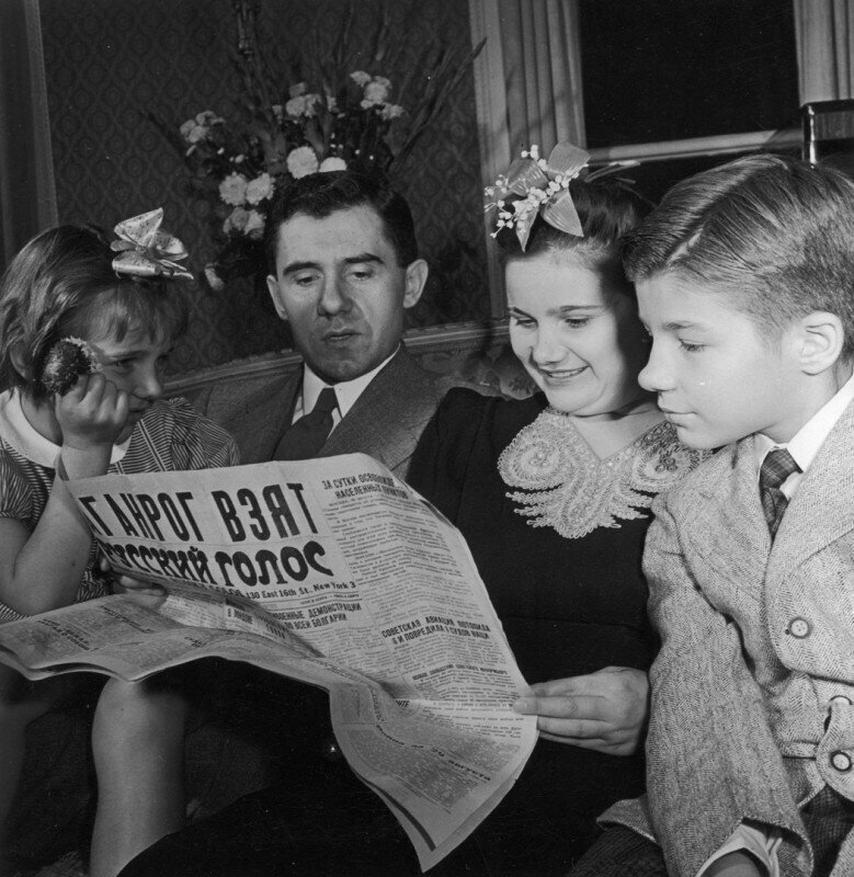 Андрей Громыко, новый советский посол в Соединенных Штатах, с женой и детьми в их посольской квартире в Вашингтоне, 1943 год.