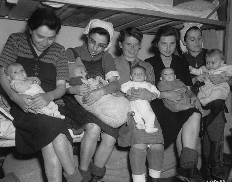 Освобожденные матери с новорожденными. Дахау, 1945 г.