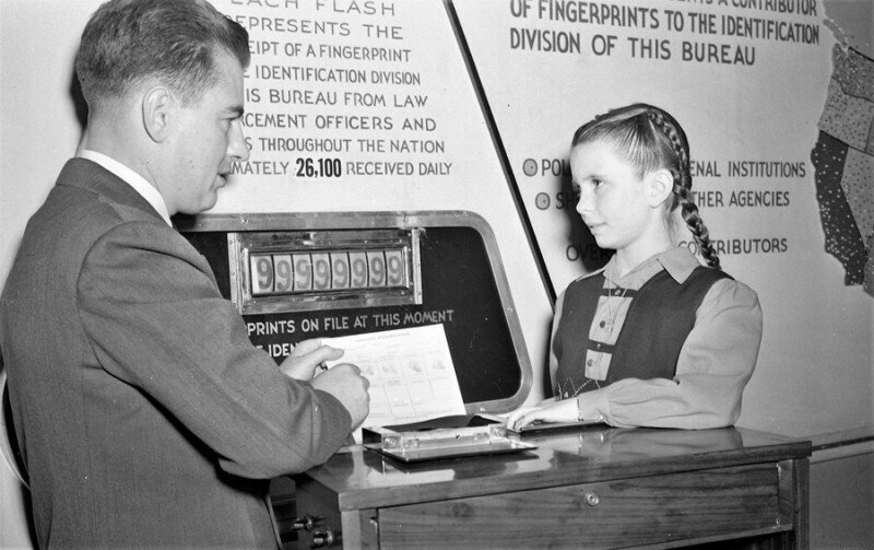 Специальный агент ФБР торжественно снимает стомиллионные отпечатки пальцев у кинозвезды Маргарет О'Брайен, 1946 год.
