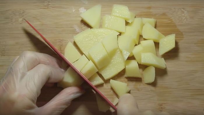 Рецепт:  Режем картофель кубиками.