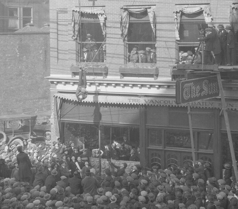 Гарри Гудини развлекает толпу, Ванкувер, 1 марта 1923 года.