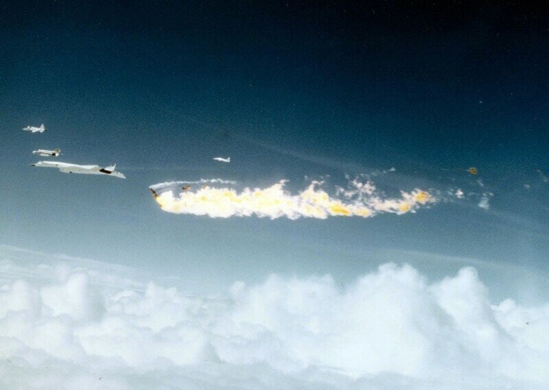 Экспериментальный самолет XB-70 Valkyrie во время столкновения в воздухе с F-104 Starfighter, 8 июня 1969 г. 