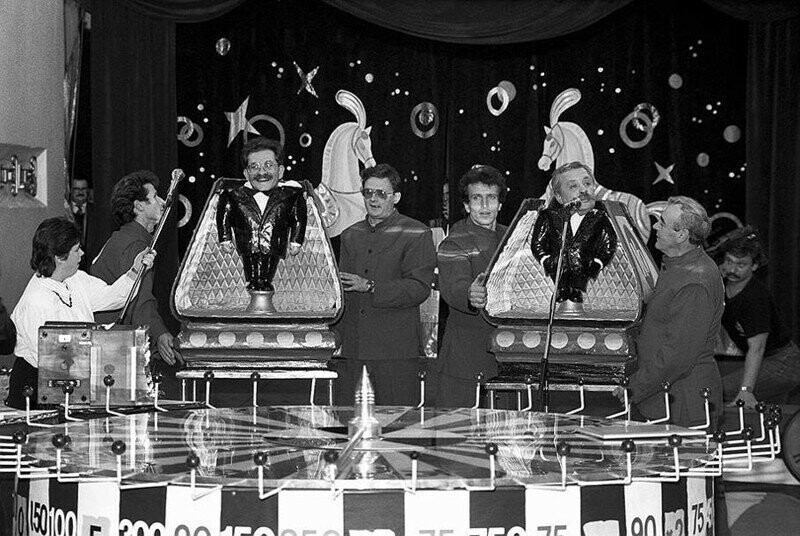 Владислав Листьев и Леонид Якубович участвуют в фокусе на съемках юбилейного выпуска программы «Поле чудес», 29 сентября 1992 года, Москва