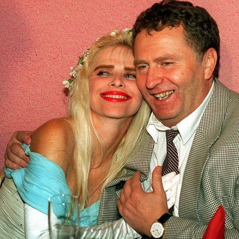 Чиччолина (Илона Сталлер) и Владимир Жириновский в одном из ночных клубов Москвы перед выступлением ̶депутатши. 1995