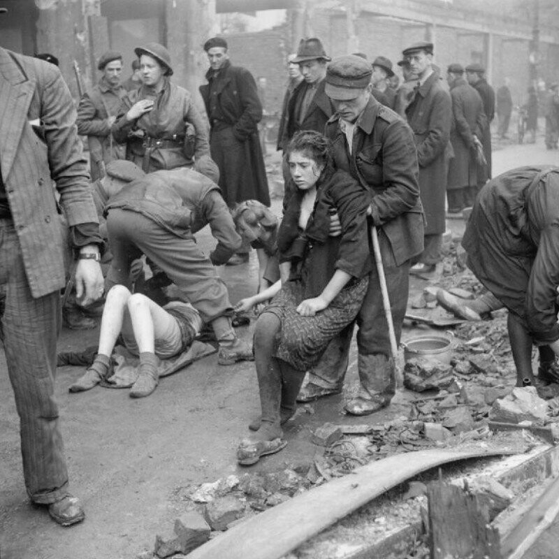 Спасение советских рабынь из подожженных немецкими полицейскими подвалов Оснабрюка. Германия, 7 апреля 1945 г..
