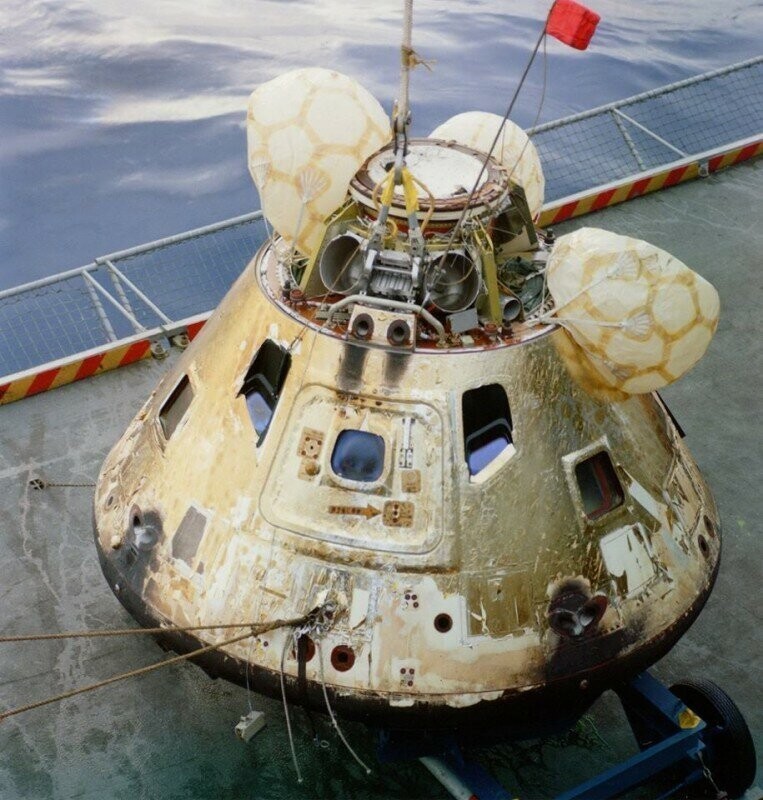 Командный модуль Аполлон 8 после возвращения на Землю, 27 декабря 1968 года, Тихий океан