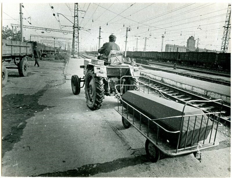 Багаж на железнодорожной станции, 1990 год, Карталы, Челябинская область