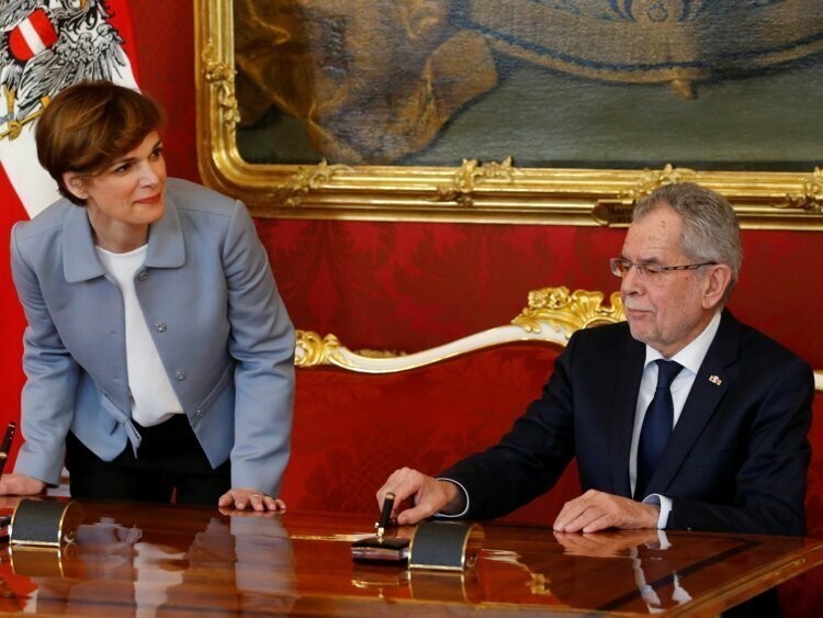 Австрийский президент работает в комнате с очень яркими красными обоями