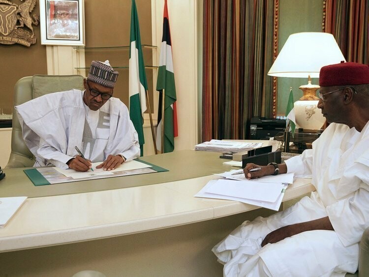 Рабочий стол президента Нигерии Мохаммаду Бухари (Muhammadu Buhari) гладкий и круглый