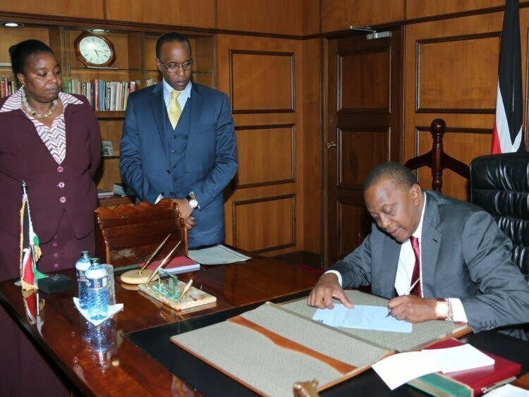 Кенийский президент Ухуру Кениата (Uhuru Kenyatta) работает за столом L-образной формы