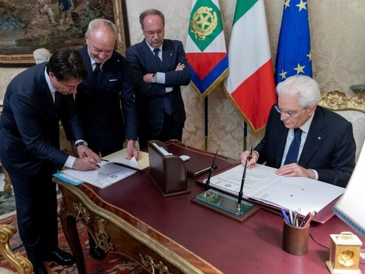 Рабочий стол итальянского президента украшен золотом