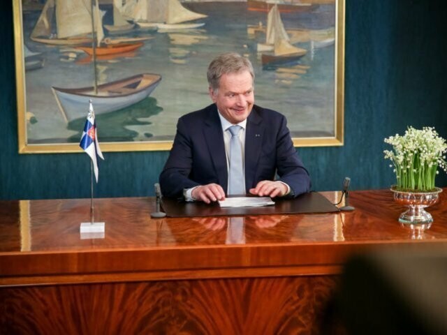 Финский президент сидит спиной к огромной картине