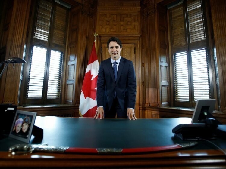У рабочего стола канадского премьер-министра Джастина Трюдо (Justin Trudeau) своя семейная история
