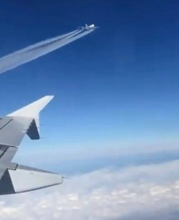 Пассажир заснял опасное сближение самолетов в воздухе