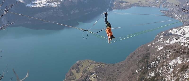 Экстремал выполнил ужасно-сложный трюк на высоте 915 метров над швейцарским озером