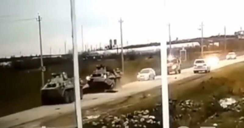 Авария дня. "Четырнадцатая" попала под колеса бронетранспортера в Дагестане