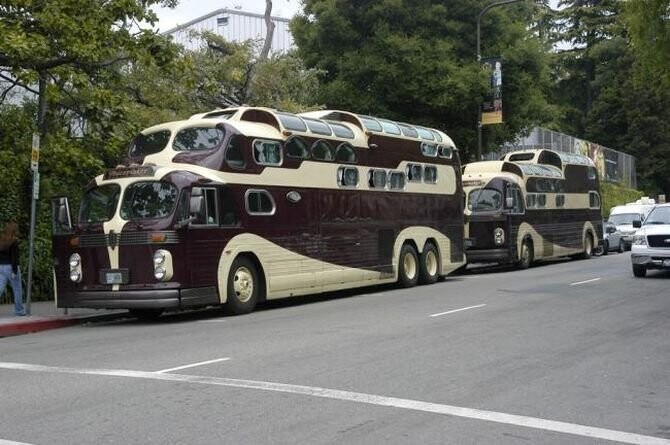 Автобусы Peacemaker I (на заднем плане) и II