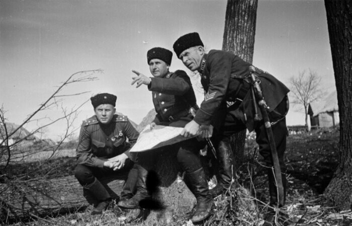 Почему советские офицеры носили пистолет справа на ремне, а немецкие - слева