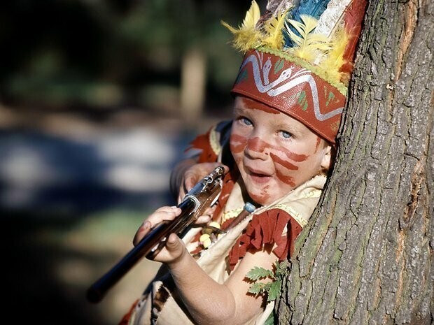Неполиткорректно: детсад в Гамбурге порекомендовал не наряжать малышей в костюмы индейцев