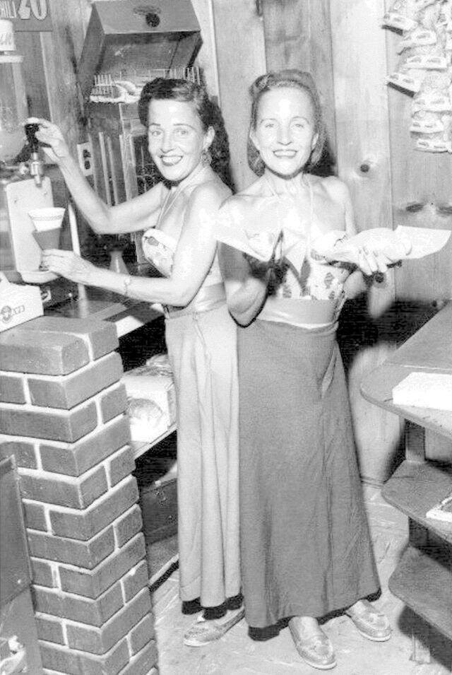 В 1955 году сестры открыли хотдожную в Майами, которая имела умеренный успех, пока конкуренты не начали жаловаться на "уродов", похищающих их бизнес
