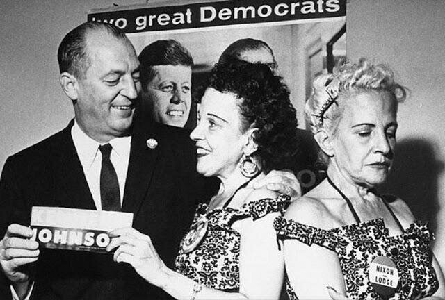 Дейзи и Виолетта на предвыборной кампании 1960 года. Одна из них фотографируется в поддержку демократа Кеннеди, в то время как у другой на груди можно видеть значок в поддержку республиканца Никсона