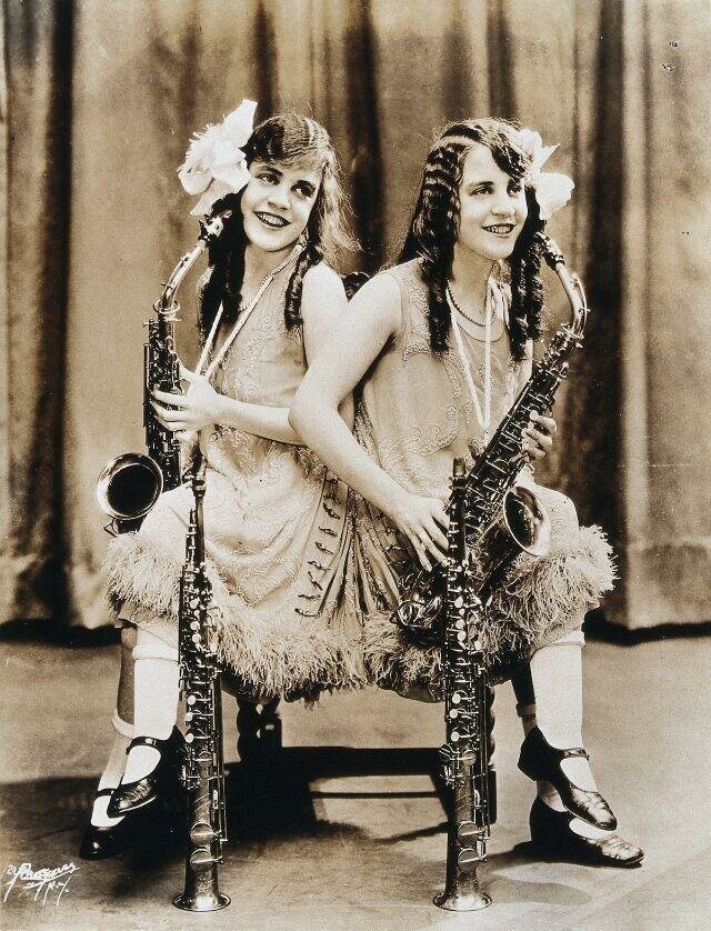 Получив долгожданную свободу, они продолжали выступать в водевильских постановках, а в 1932 году они снялись в фильме «Freaks»