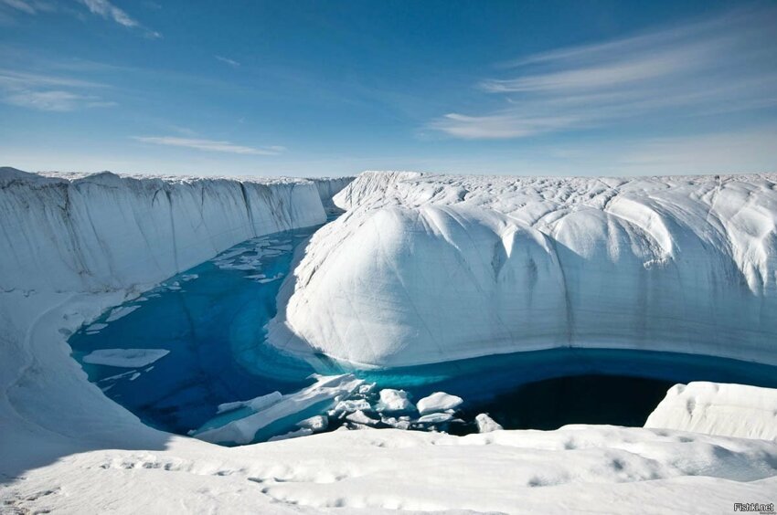 Ледяной каньон в Гренландии достигает 30 — 40 метров глубиной