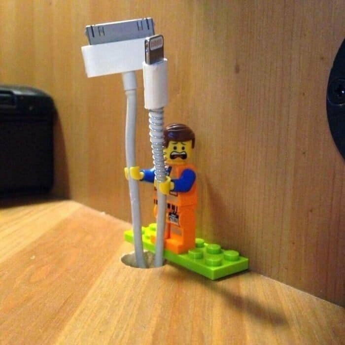15. Фигурки Лего можно использовать и как держатели для кабелей