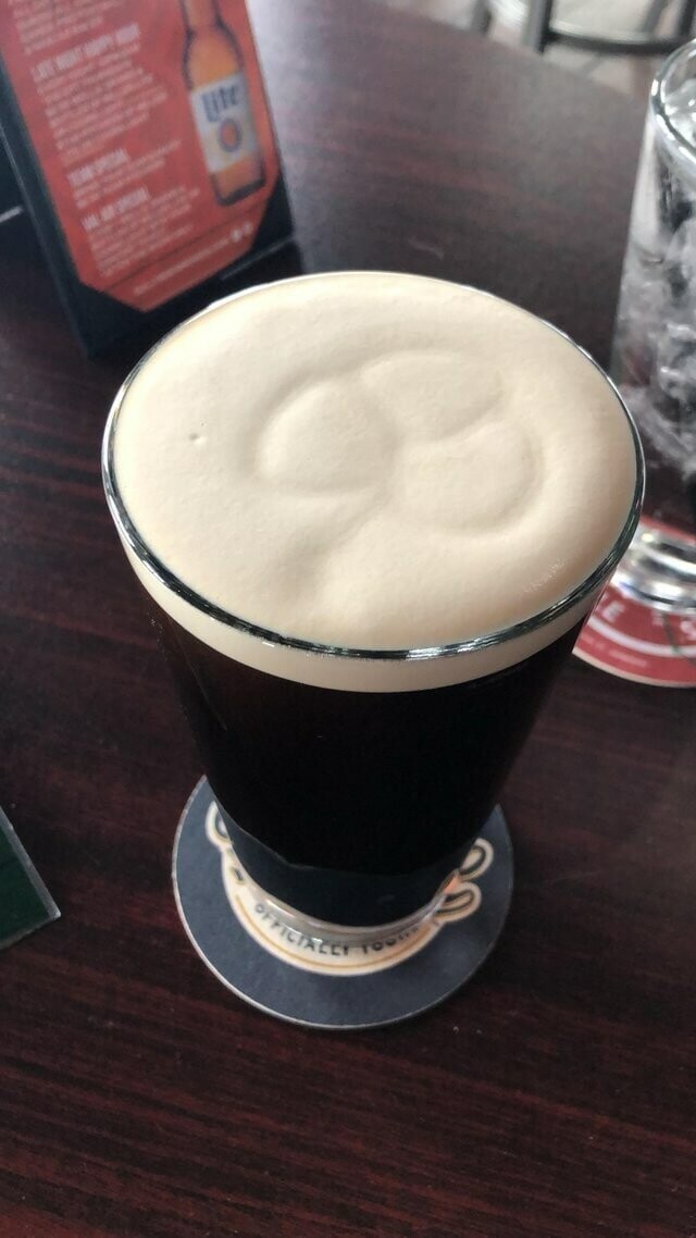 15. «В местном ирландском баре Гиннесс наливают так, чтобы на пене образовался клевер»