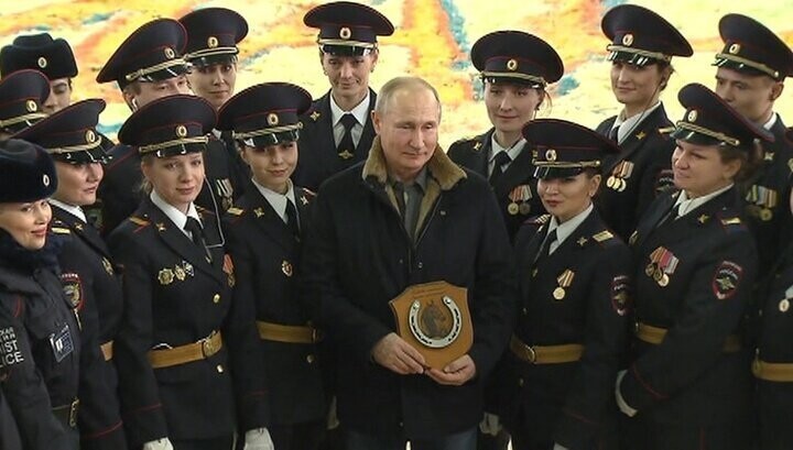 Путин поздравил женщин с праздником и рассказал о том, как сохранить фигуру