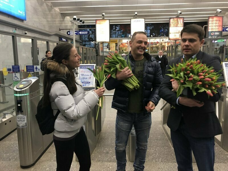 Цветы и комплименты: известные петербуржцы поздравляют женщин с праздником