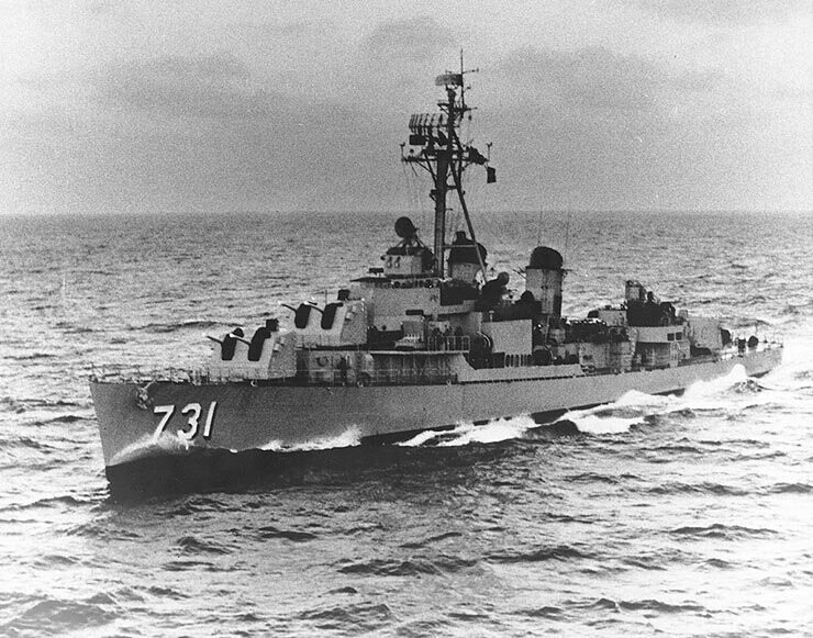 Эсминец "Мэддокс" ставший формальным поводом для вступления американцев в войну. 