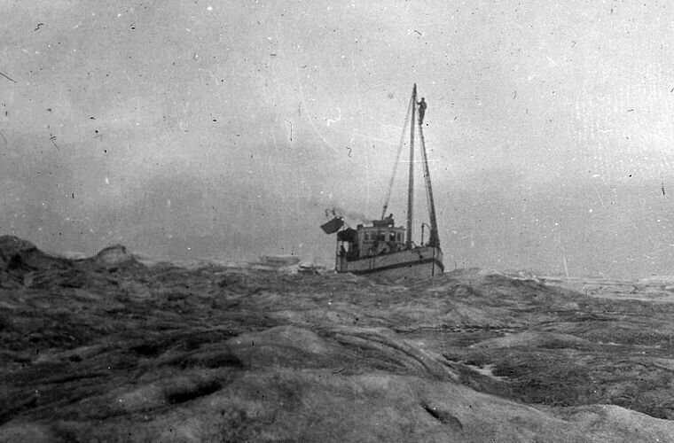 Здесь и далее: спасательная шхуна «Дональдсон» на пути к острову Врангеля. Начало августа 1923 года