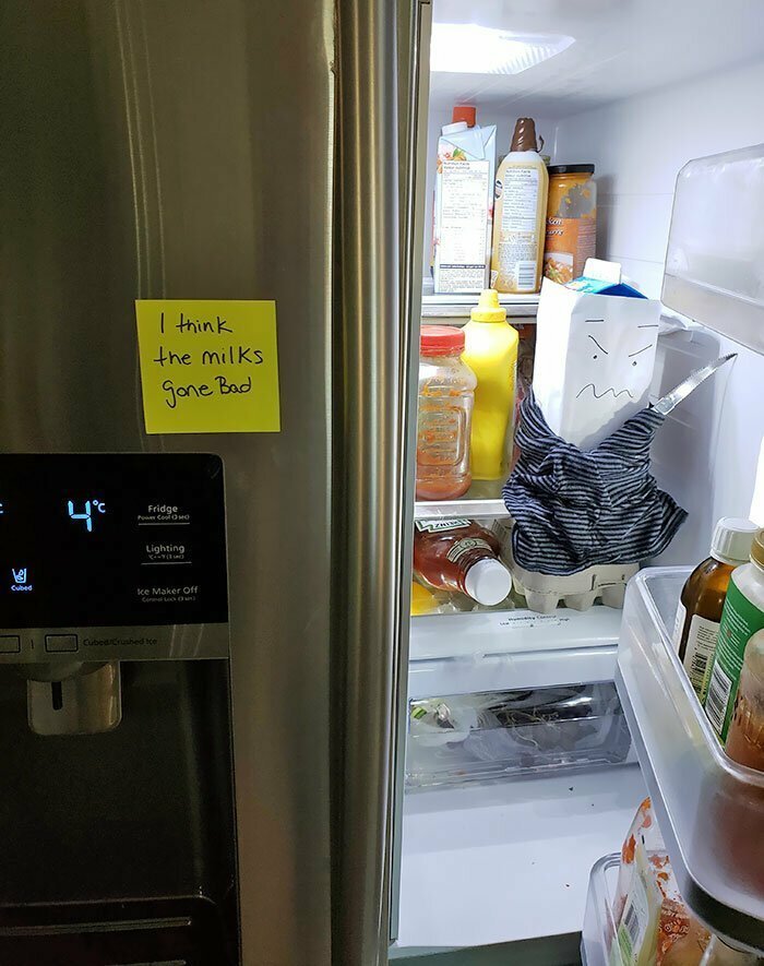 18. "Жена два дня ждала, когда я открою холодильник. Несмотря на записку "Я думаю, что молоко испортилось"