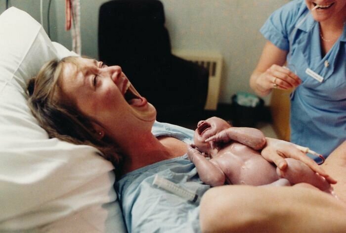 2. Только что родившая женщина хохочет над мужем, потерявшим сознание при виде новорожденного сына (1986 г.)