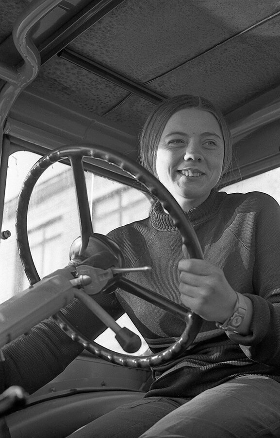 Красивая школьница, которая, видимо, мечтала стать водителем трактора, 1974 год