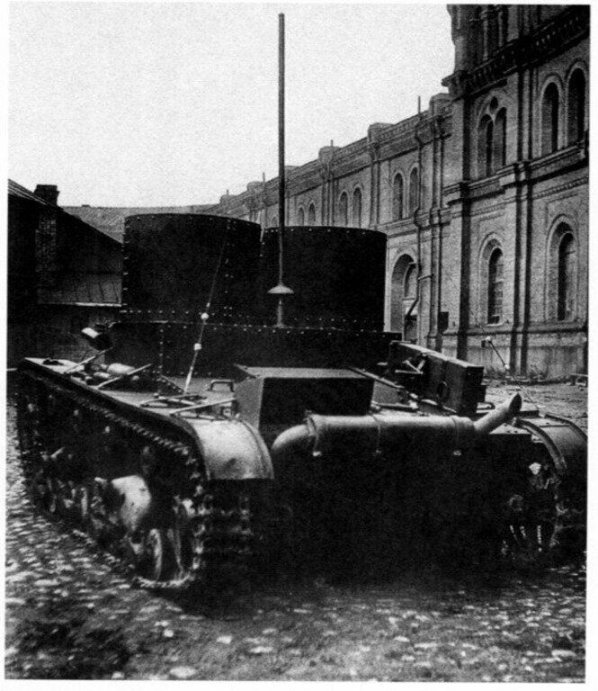 На фото – танк управления. На подбашенном листе – антенна управления, высотой 2м с растяжками. 1933 год