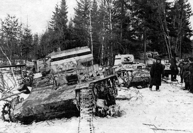 На фото – финские танки, подбитые у Хонканиеми.
