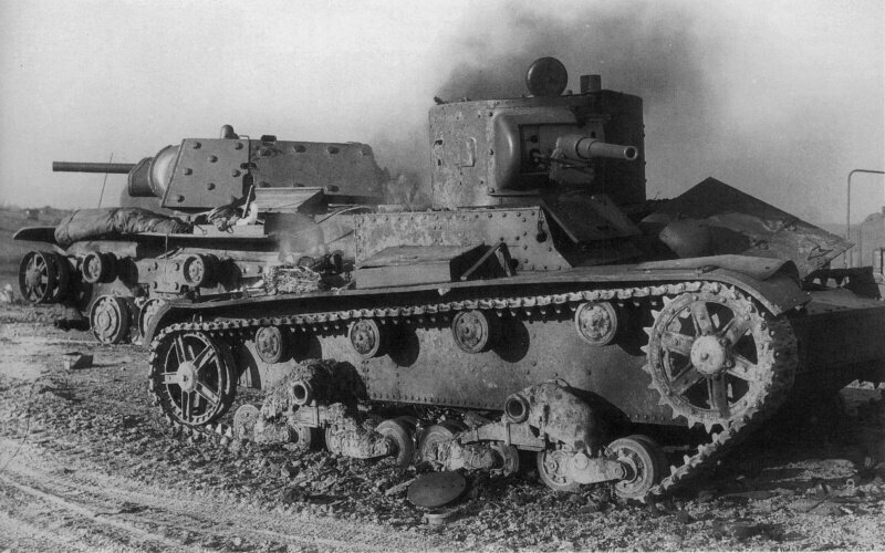 На фото – подбитые советские танки Т-26 и КВ-1 3-й танковой дивизии, потерянные 5 июля 1941 года в боях c немецкой 1-й танковой дивизией на дороге Псков — Остров в районе деревни Карпово.