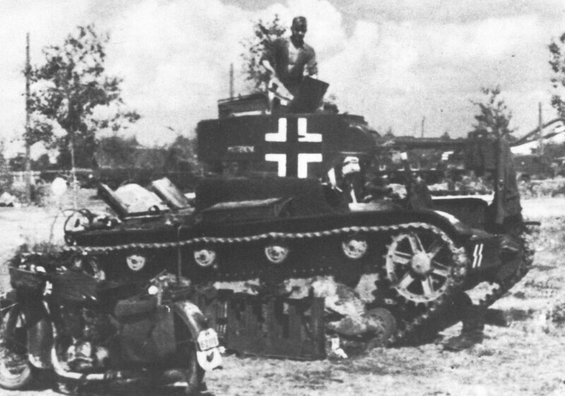 На фото - трофейный танк Т-26 3. SS-Panzer-Division «Totenkopf», носивший имя «Mistbiene» (Пчела)