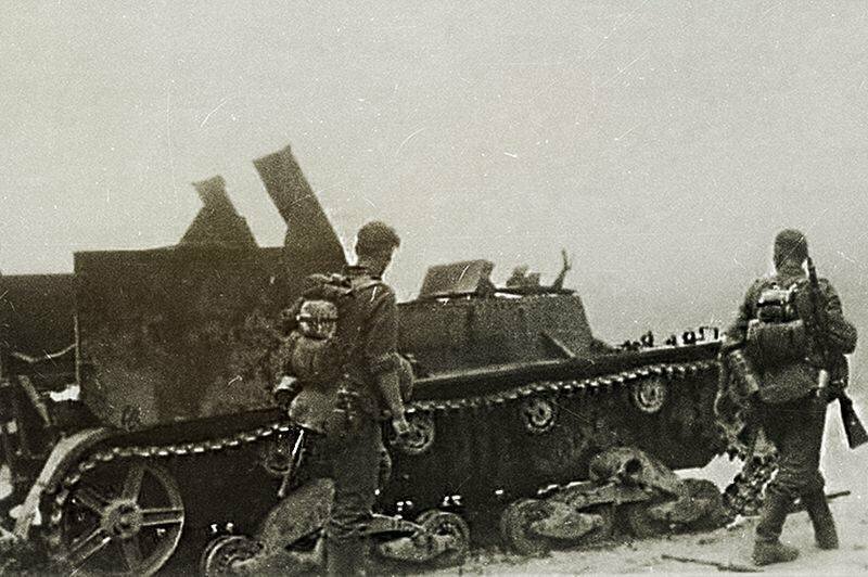 На фото - частично разрушенная СУ-5-2 и солдаты Вермахта не ее фоне