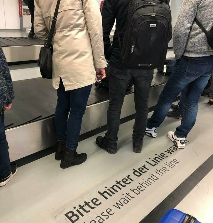 Люди, игнорирующие надпись "не пересекать линию"