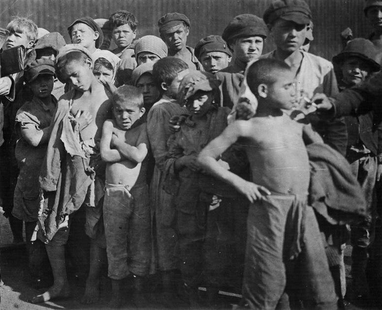 6. Группа детей-беспризорников. Москва, 1922.
