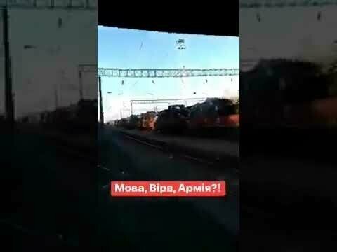 На Донбассе засняли электровоз РЖД, тянущий технику ВСУ на фронт