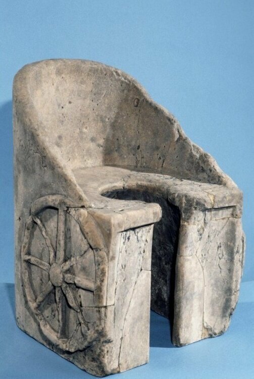 Римский унитаз, вырезанный из мрамора в виде колесницы, Италия, 211-224 н.э.