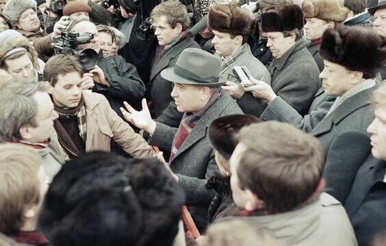 В этот день, 11 марта 1985 года, Михаил Сергеевич Горбачёв был избран Генеральным секретарём ЦК КПСС
