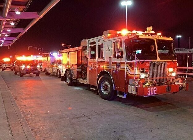 Несколько пожарных машин прибыли к зданию терминала