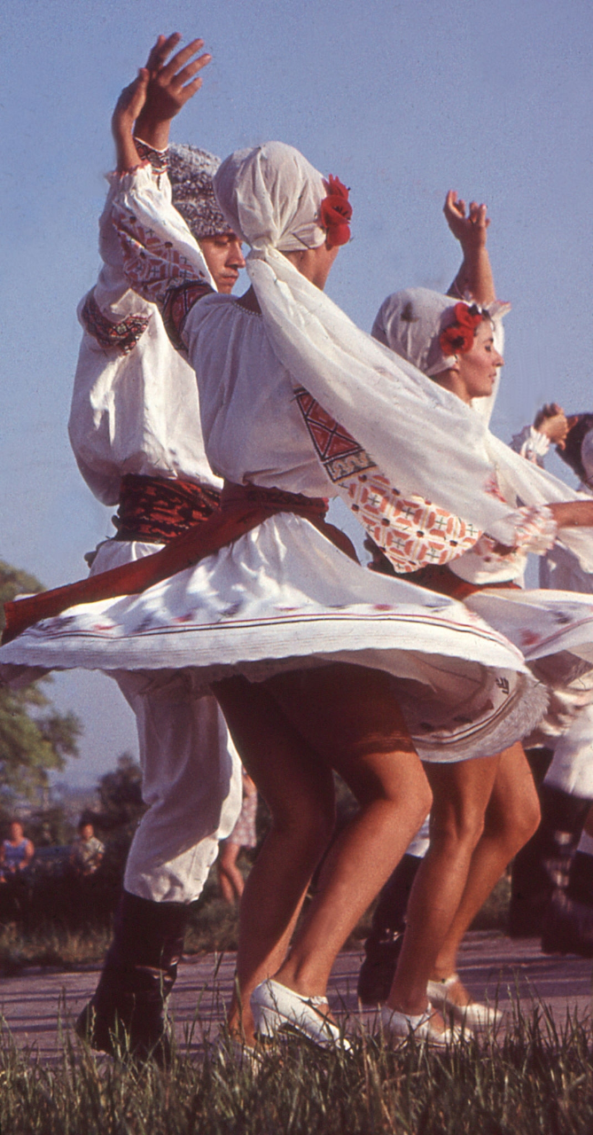 Тирасполь. Участники фольклорного ансамбля «Дружба» показывают на берегу Днестра молдавский народный танец